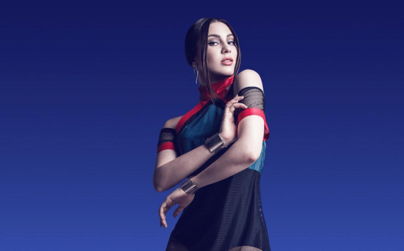 Певица MARUV представила новый образ - синие волосы и отсутствие макияжа